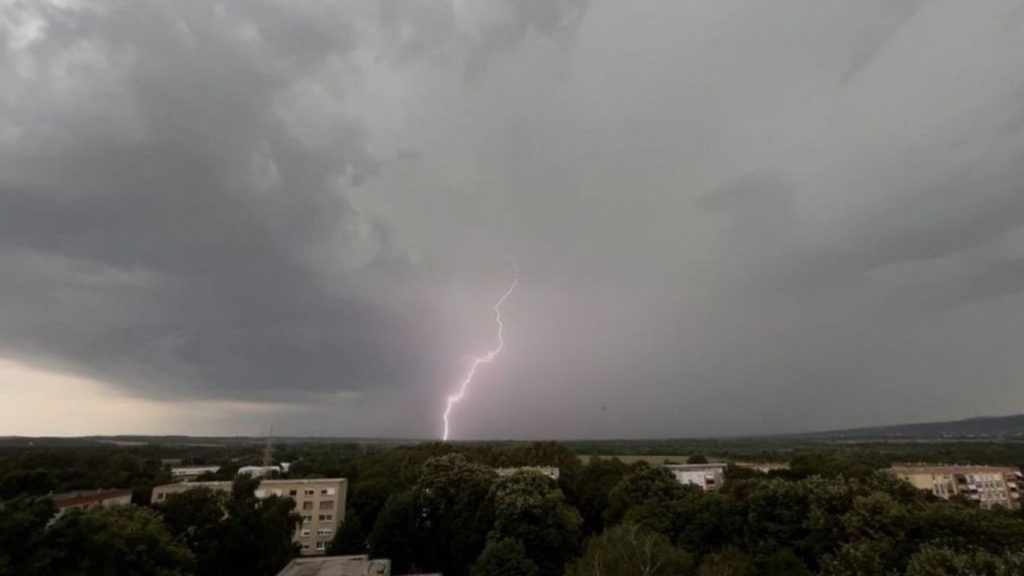 FIGYELEM!PERCEINK VANNAK HÁTRA: BRUTÁLIS FELHŐSZAKADÁS ÉRKEZIK 1-3CM JÉGESŐVEL,: ezekre a megyékre riasztás jött – Aki itt él, zárjon be mindent, hatalmas vihar érkezik, mutatjuk mikor!