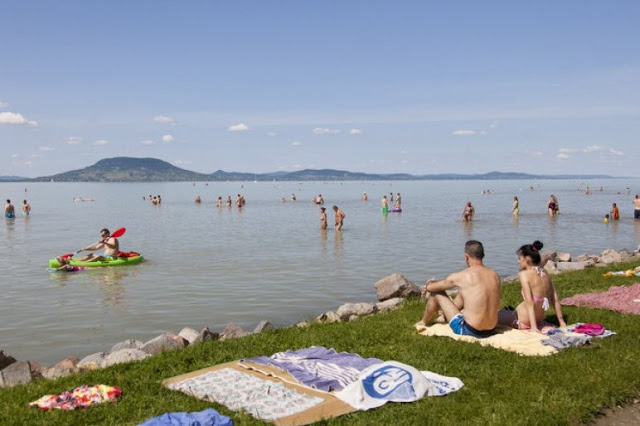 Itt vagyunk a családdal a Balatonnál, és csak jól szerettük volna érezni magunkat… Nem sikerült… Köpni nyelni nem tudok a történtek után: