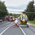 Ilyen nincs! Két motoroson gázolt el a szembe jövő sávra áthajtó autóvezető! (VIDEÓ)