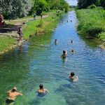 A titkos fürdőhely amit kevesen ismernek. Ahol egyébként tilos a fürdés és ahol gyönyörű, Európában is egyedülálló hazánk hideg vizes élőhelyein nem látható, tündérrózsák pompáznak a vízében. trópusi folyókra emlékeztető élővilággal.