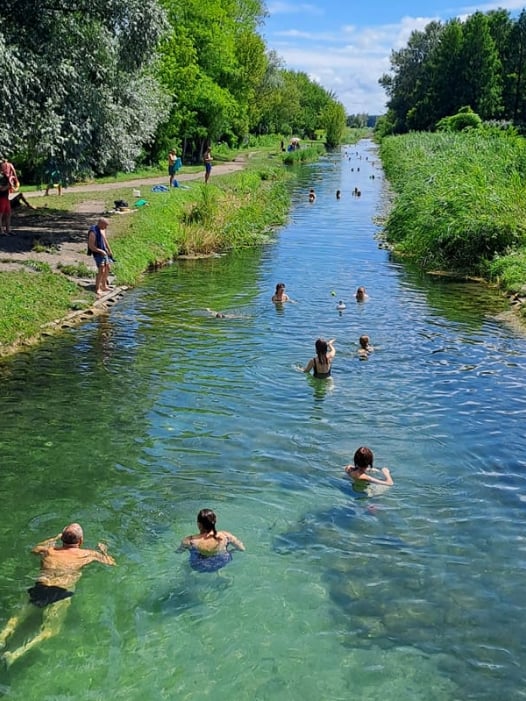 A titkos fürdőhely amit kevesen ismernek. Ahol egyébként tilos a fürdés és ahol gyönyörű, Európában is egyedülálló hazánk hideg vizes élőhelyein nem látható, tündérrózsák pompáznak a vízében. trópusi folyókra emlékeztető élővilággal.