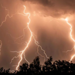 Egész országra kiadták a riasztást!! 19 megyére adtak ki riasztást !Hatalmas égszakadás jön !2 cm-es jégdarabokra hívja fel a figyelmet a meteorológiai szolgálat, amihez 80 km/órás szél társul!