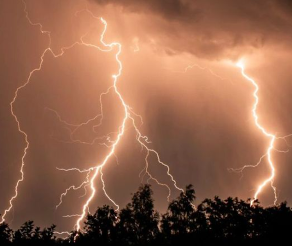 Egész országra kiadták a riasztást!! 19 megyére adtak ki riasztást !Hatalmas égszakadás jön !2 cm-es jégdarabokra hívja fel a figyelmet a meteorológiai szolgálat, amihez 80 km/órás szél társul!